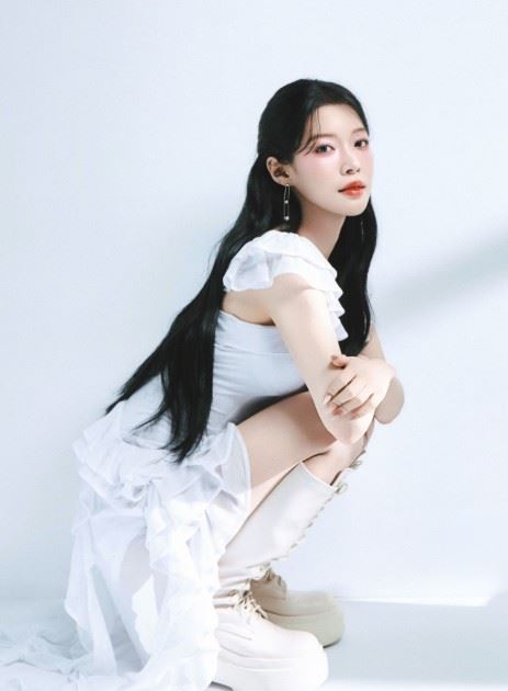來台發展多年的韓國YouTuber李瑩珠,近日返家途中目睹巨大路樹遭強風吹倒,甚至壓毀停放路旁的車輛,讓她忍不住驚呼。(圖/翻攝自李瑩珠IG)