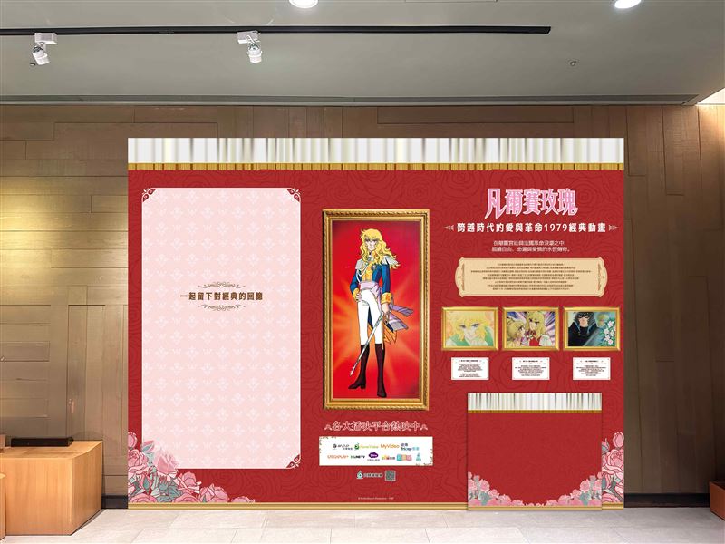 誠品生活松菸匯聚《凡爾賽玫瑰》多個華麗場景、浪漫語錄,與等身大的主角「奧斯卡」合照打卡,即能獲得人氣角色造型貼紙。(圖/品牌業者提供)