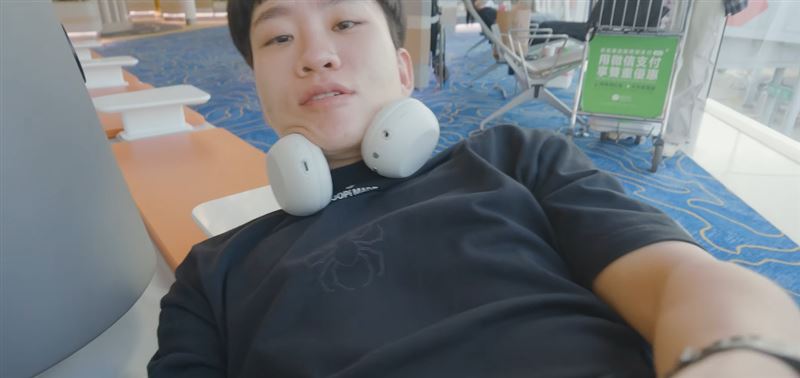 Joeman睡香港機場。(圖/翻攝自YT @Joeman)