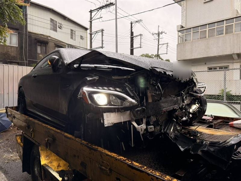 賓士車失控自撞上外側路肩護欄,造成車頭嚴重破裂。(圖/翻攝畫面)