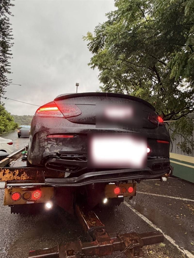賓士車行經三義路段時,疑似打水漂自撞護欄。(圖/翻攝畫面)