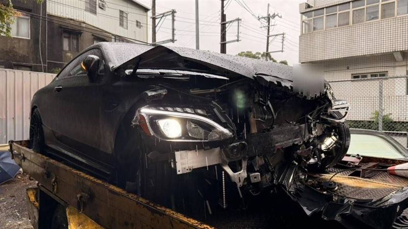 國道水上賽道!賓士車「打水漂」失控自撞