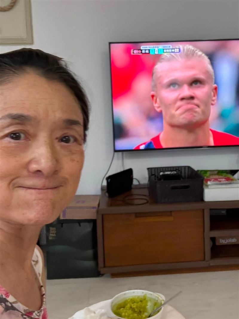 世界盃足球熱潮席捲全球,就連資深藝人譚艾珍也化身熱血球迷。(圖/翻攝自譚艾珍FB)