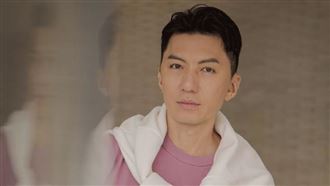 袁偉豪近日分享保養法拉利F355的影片和照片。（圖／翻攝自IG @
benontheroad）