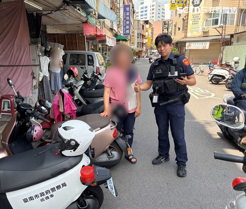 買菜驚魂!婦逛台南市場「愛車憑空消失」急壞,暖警出動20分鐘神救援。(圖/翻攝畫面)