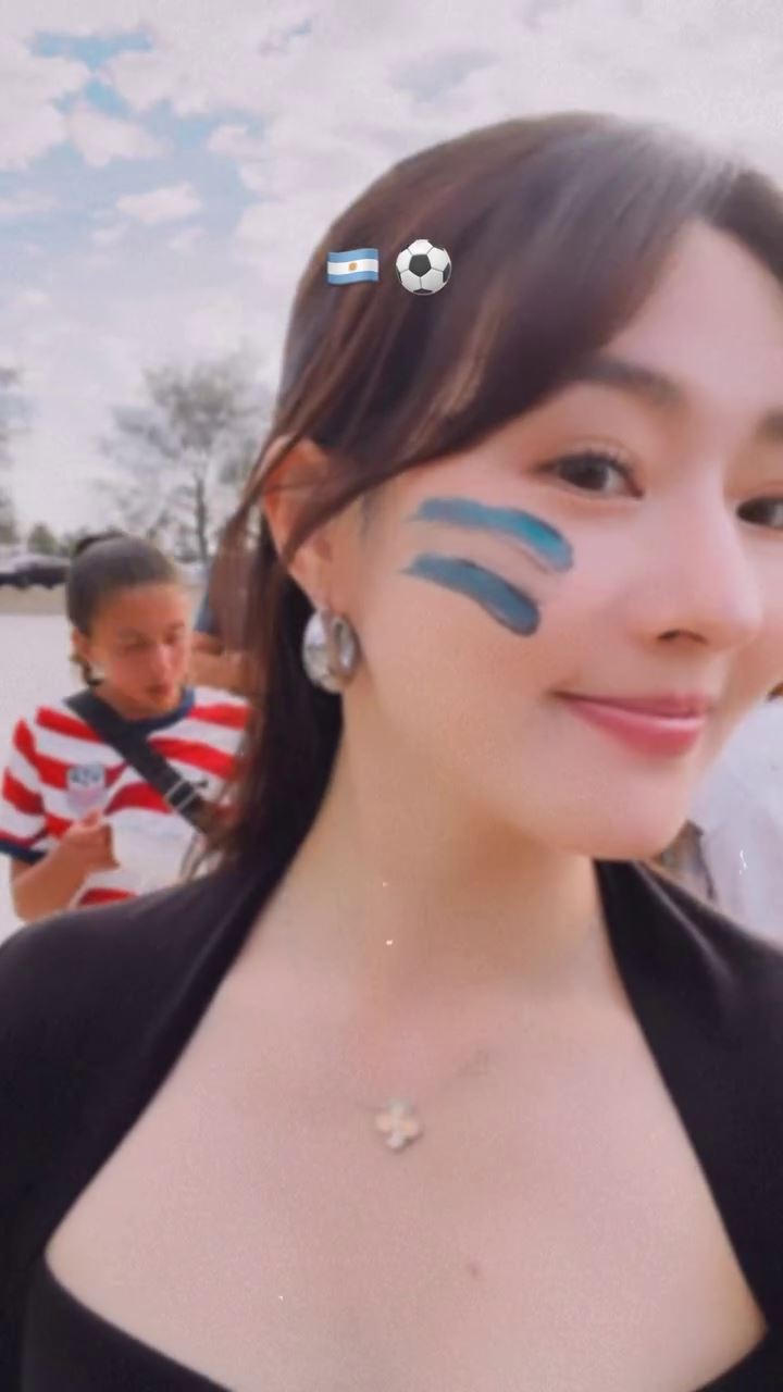 陳語安相當融入世足當地氛圍。(圖/翻攝自IG @katie_chennn)