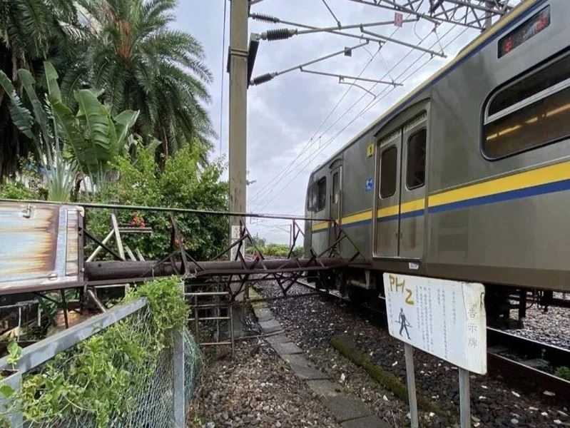 巴威強風吹倒礁溪飯店招牌，台鐵列車擦撞停駛影響40人。（圖／翻攝畫面）