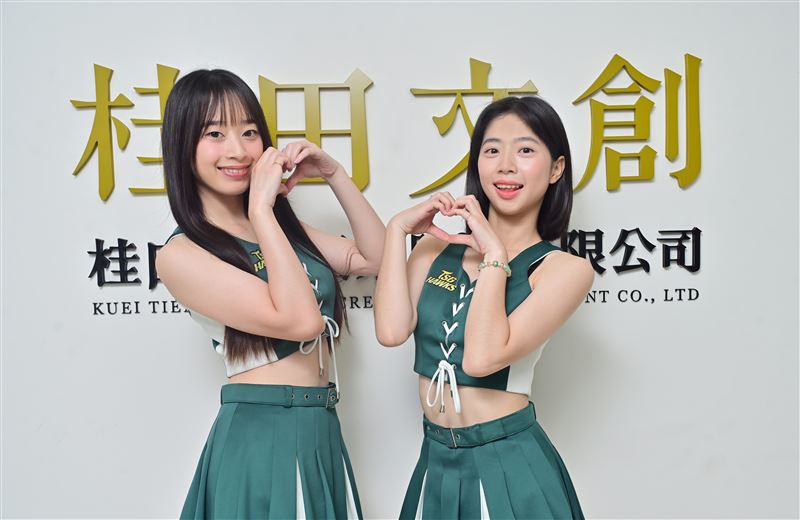 台鋼集團啦啦隊女神「Wing Stars」妡0與昆昆接受訪問。（圖／ofiii歐飛影音平台提供）