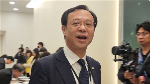 中聯油品檢驗現矛盾　石崇良：交由檢方調查衛福部長石崇良（前）12日出席「2026台灣醫法醫政論壇」，他會前受訪表示，接連發生中聯留樣油合格，但下游產品超標，樣本已無法信賴，由檢調釐清是否涉及檢體造假。中央社記者陳婕翎攝　115年7月12日