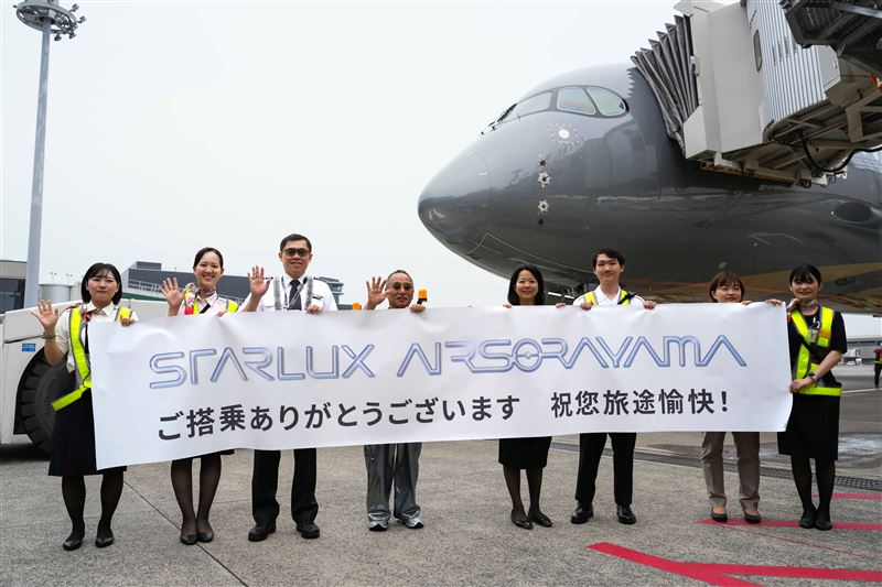 張國煒執飛首航航班，而空山基老師也親赴成田機場迎接（圖／星宇航空提供）
