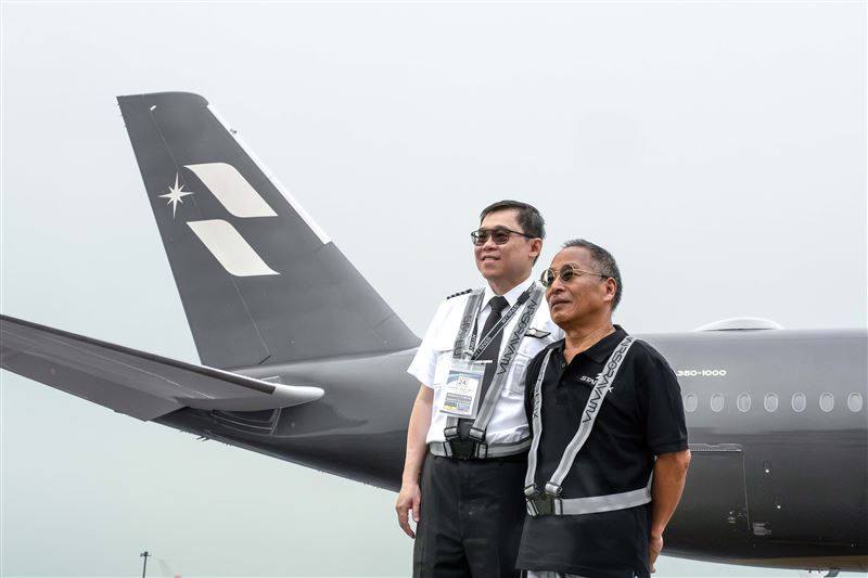 空山基親臨成田機場迎接這架自己與星宇航空共同打造的藝術機（圖／星宇航空提供）