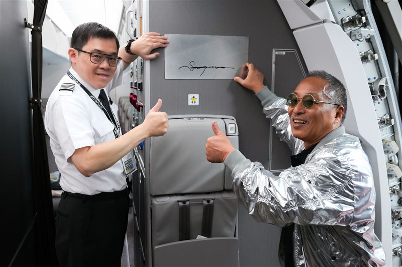 空山基於機艙內親筆簽名。（圖／星宇航空提供）