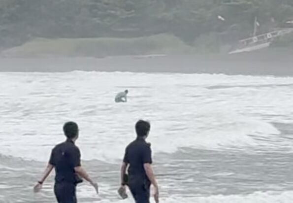 昨日高雄放颱風假，有男子衝到西子灣衝浪，遭民眾報警。 （圖／翻攝自爆料公社公開版）