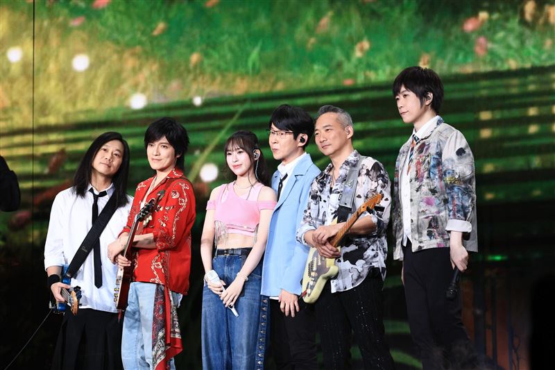 「最美星二代」小玫瑰(左3)擔任五月天演唱會嘉賓。(圖/相信音樂提供)