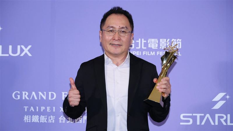 《獨奏者之舞》獲得2026台北電影獎「最佳紀錄片」，《紀錄觀點》製作人蘇啟禎代為領獎。（圖／記者鄭孟晃攝）