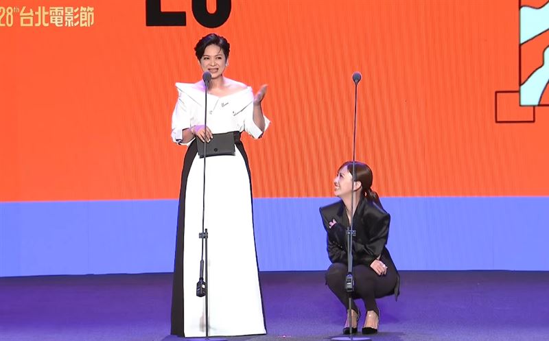 陳意涵(右)台上突蹲下。(圖/翻攝自YT @台北電影節 Taipei Film Festival)
