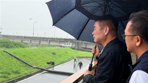 鍾東錦說，「關關難過也得過，風雨過後，總有天晴」。（圖／翻攝自鍾東錦臉書）