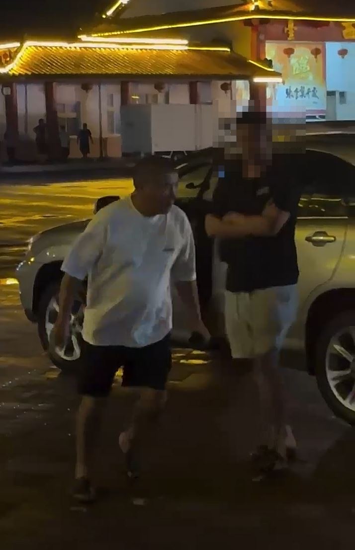 陳文求走路左右搖晃，明顯酒駕肇事，遭眾人攔阻。（圖／翻攝記者爆料網）