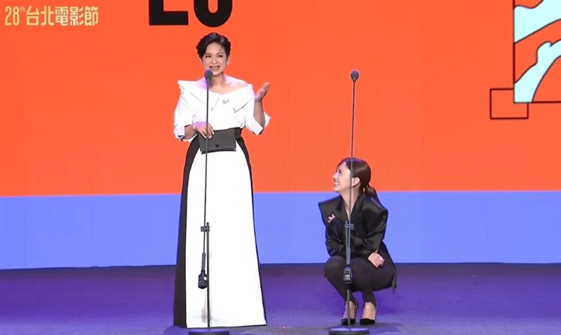 陳意涵台上頒獎時頻頻忘詞笑翻全場。(圖/翻攝自台北電影節官方YouTube)