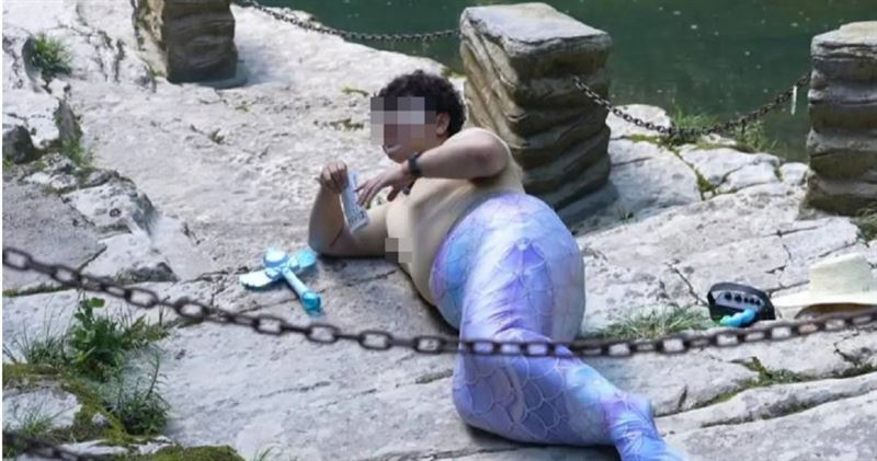 大陸湖北一處風景區出現「胖人魚」NPC,意外吸引大量人潮前往朝聖,並紛紛爭相合影。(圖/翻攝自微博/極目新聞)