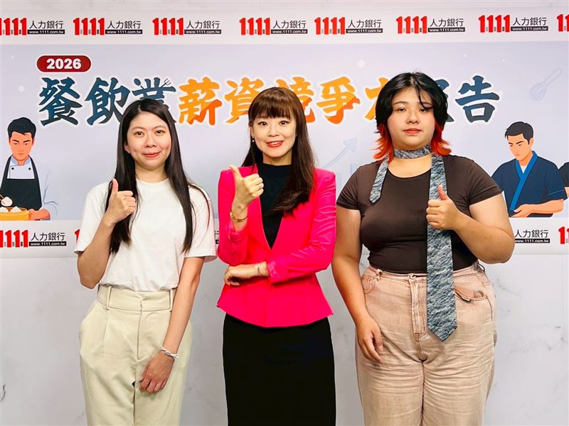 餐飲業加薪仍留不住人,人才流動率居高不下,基層職人面對奧客摔錢、燙傷留疤,在情緒淬煉中轉化為經營養分。當高薪不再是萬靈丹,企業唯有優化團隊文化,培養出具備經營思維的儲備幹部,才能在缺工海嘯中,將短暫的過客轉化為長期的核心戰力。(圖/1111人力銀行提供)