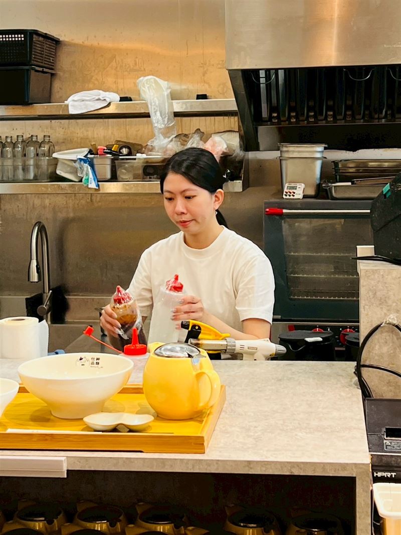餐飲業加薪仍留不住人,人才流動率居高不下,基層職人面對奧客摔錢、燙傷留疤,在情緒淬煉中轉化為經營養分。當高薪不再是萬靈丹,企業唯有優化團隊文化,培養出具備經營思維的儲備幹部,才能在缺工海嘯中,將短暫的過客轉化為長期的核心戰力。(圖/1111人力銀行提供)