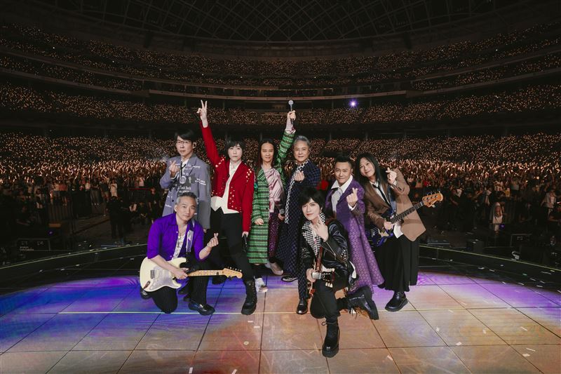 草蜢合體五月天,攜手寫下大巨蛋經典一刻。(圖/相信音樂提供)