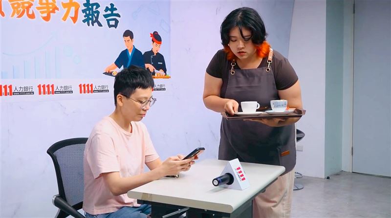 餐飲業加薪仍留不住人,人才流動率居高不下,基層職人面對奧客摔錢、燙傷留疤,在情緒淬煉中轉化為經營養分。當高薪不再是萬靈丹,企業唯有優化團隊文化,培養出具備經營思維的儲備幹部,才能在缺工海嘯中,將短暫的過客轉化為長期的核心戰力。(圖/1111人力銀行提供)