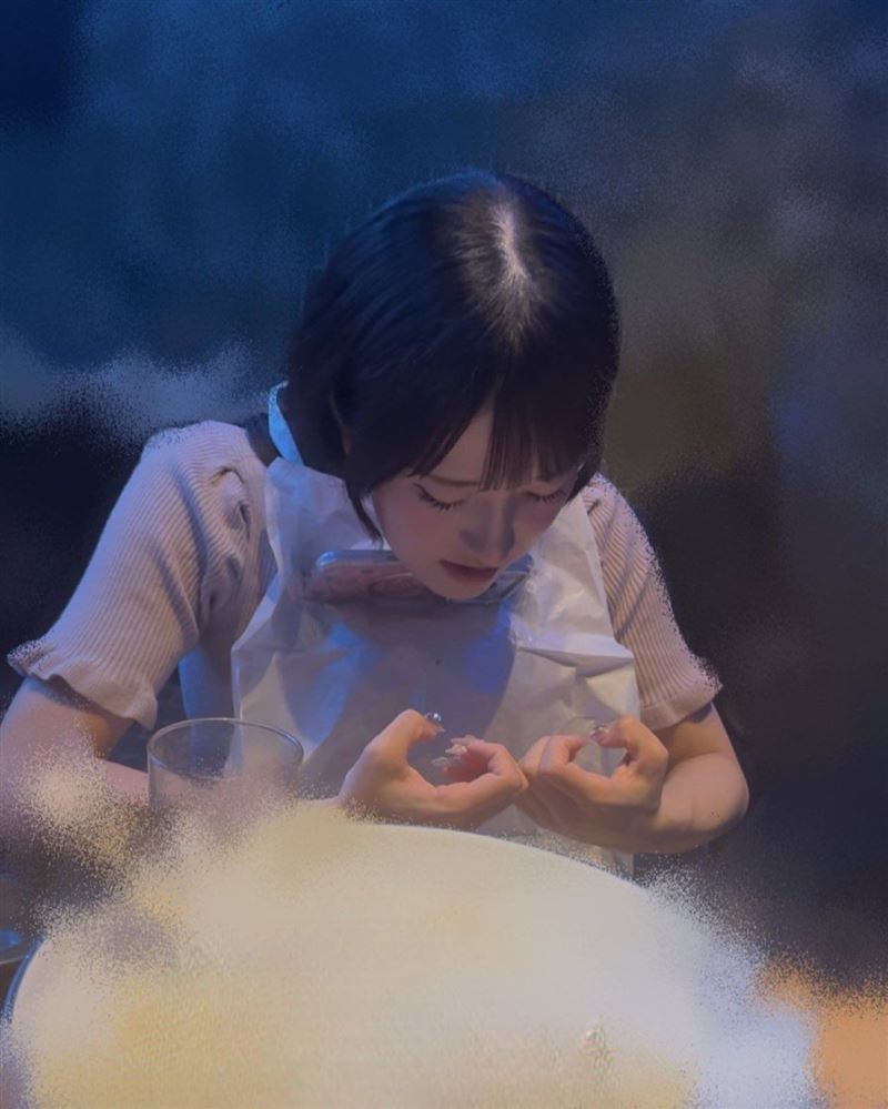 原來相川暖花是以下巴和胸口夾住手機自拍。（圖／翻攝自X@honoka_ske48）