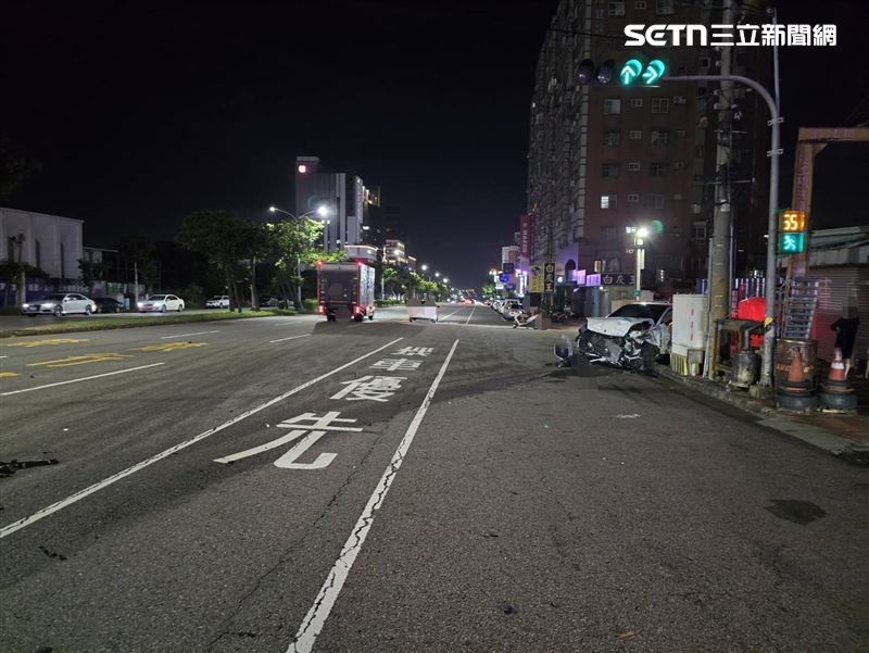 58歲男子酒駕闖紅燈，在路口追撞汽機車與單車，釀6人受傷。（圖／翻攝畫面）