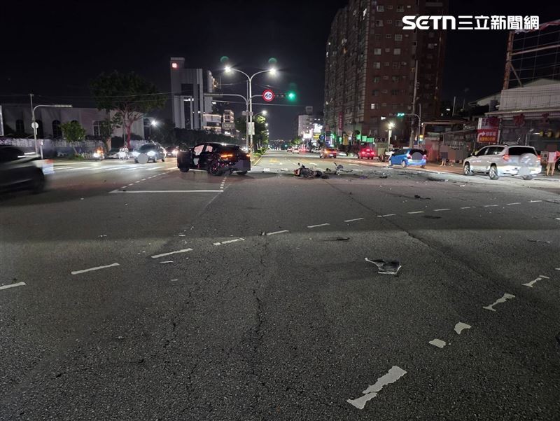 58歲男子酒駕闖紅燈，在路口追撞汽機車與單車，釀6人受傷。（圖／翻攝畫面）