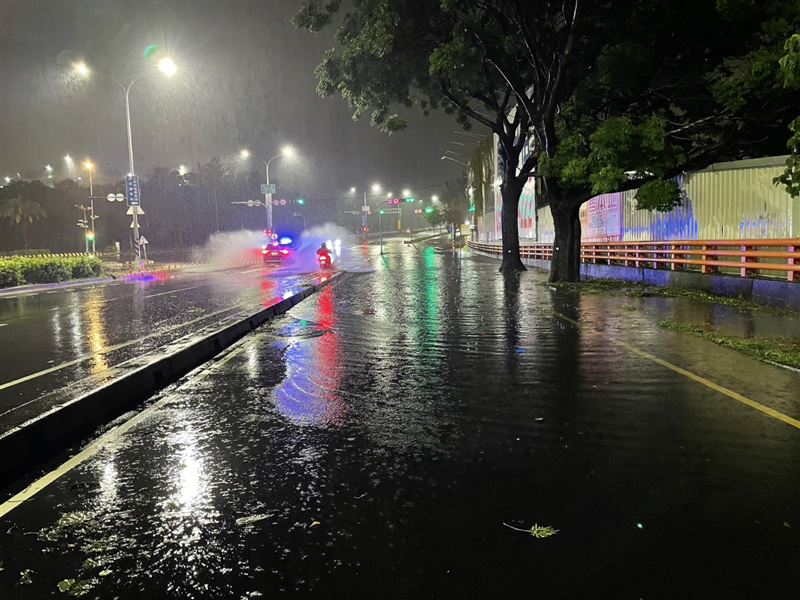 南屯區向上路五段與精科路口出現嚴重積水。（圖／翻攝畫面）