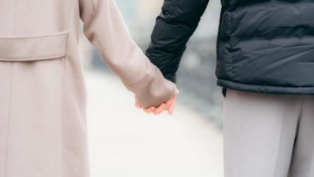 82歲女教授遭控奪人夫！法官揭牽手真相