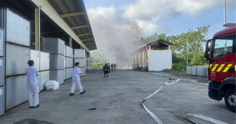 高雄光陽機車路竹廠12日下午發生火警,廠區後方廢棄鋰電池倉庫起火,消防人員到場灌救。(圖/翻攝畫面)