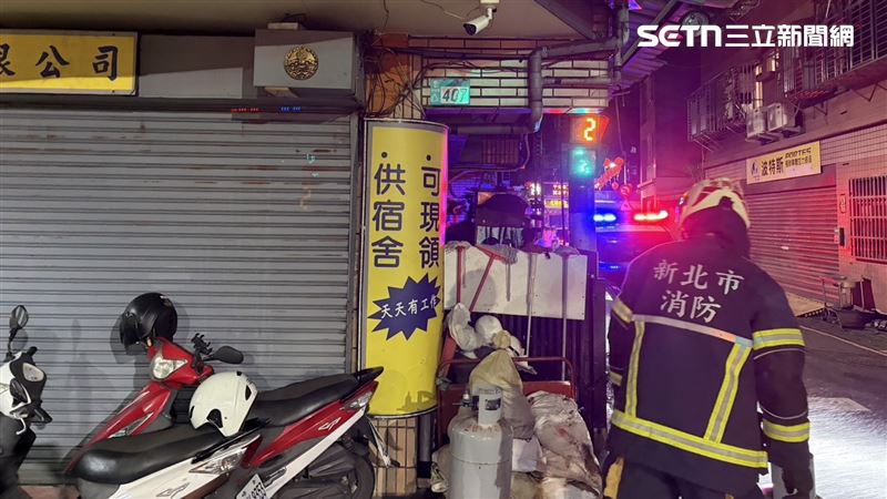 新北市新莊區景德路某公司宿舍,昨晚(13日)驚傳有醉漢開瓦斯桶,潑灑汽油。(圖/翻攝畫面)