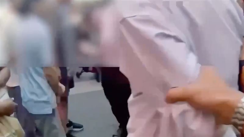 熱心民眾將涉案老翁攔下後報警，警方獲報到場將其逮捕。（圖／翻攝畫面）