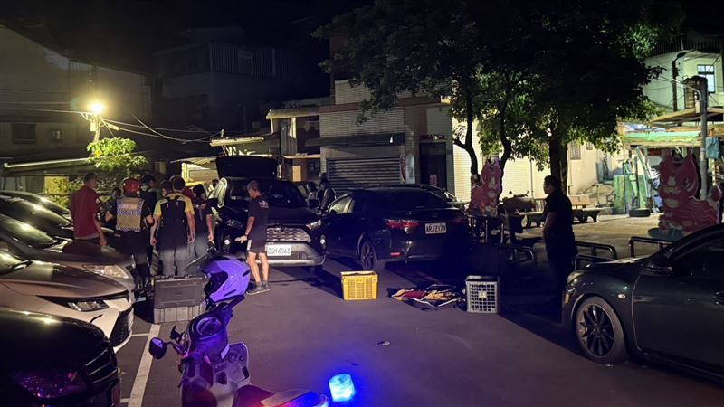 酒醉的李姓男子被輾過受困車底。(圖/翻攝畫面)