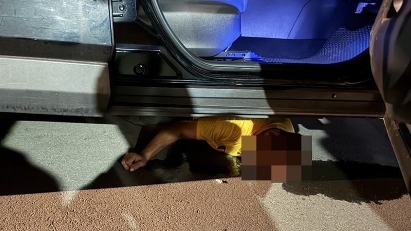 李男一度受困車底,直到警消人員獲報到場救援才脫困,(圖/翻攝畫面)