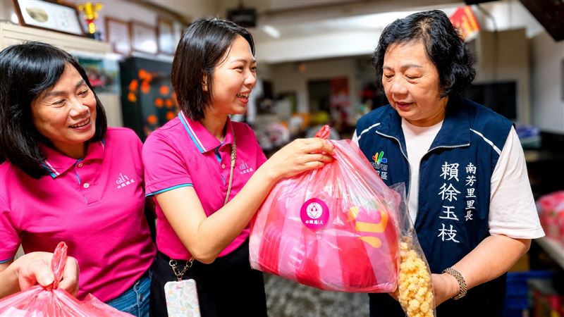 風雨中送暖　里長感動心潮協會送千份物資