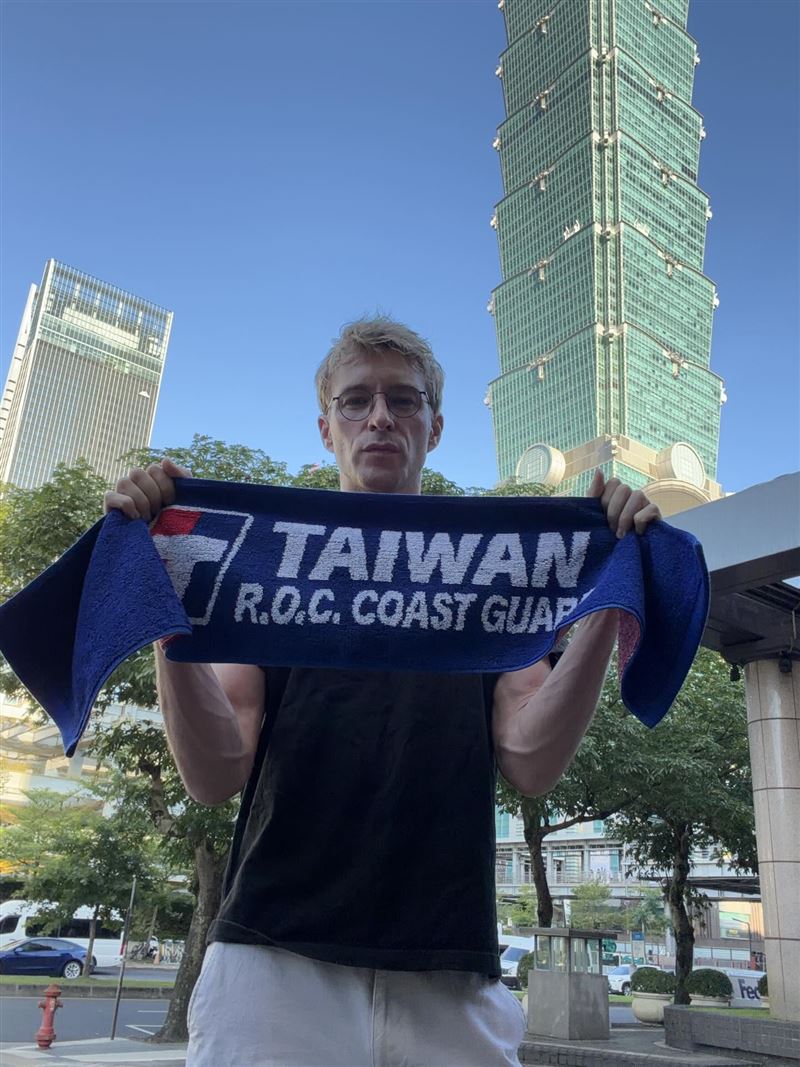 裴倫德日前表示,親眼見過台海後,對海巡署的同仁全年無休、每天保衛台灣,生出很大的尊敬(圖/翻攝自裴倫德Threads)