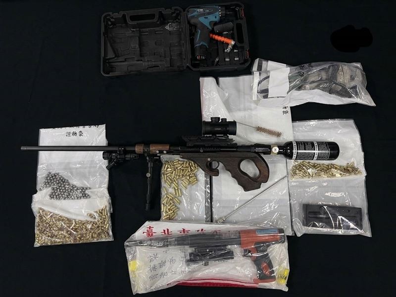 扣案的改造槍枝及空氣長槍經初步鑑定,均結構完整且具備殺傷力。(圖/翻攝畫面)