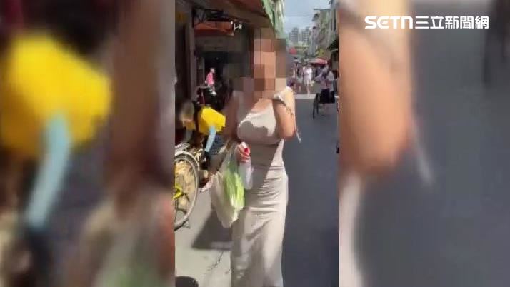 龍門市場一名女子拿著疑似裝有酒精的瓶子,朝受傷女子臉部狂噴,還被嗆「醜八怪」