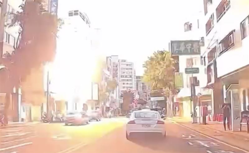 黎明路三段一處路旁電線桿突然爆炸。(圖/翻攝自Threads @sf6348571092)