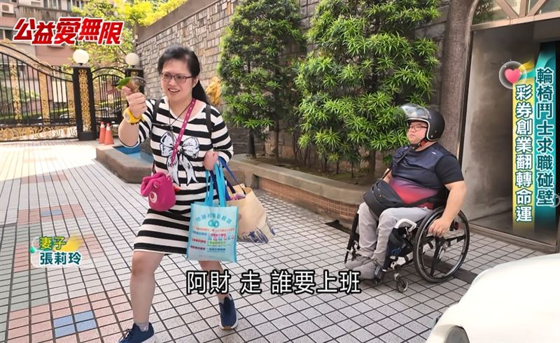 每天早上夫妻倆帶著自家寶貝鸚鵡,開心出門上班