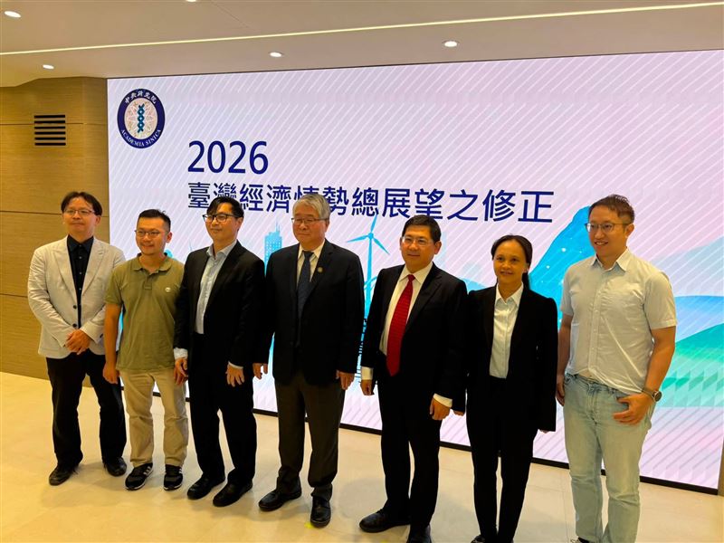 中研院大幅上修2026年GDP至10.16%,AI狂潮雖推升成長,但地緣政治與軟硬體配套不足的隱憂如影隨形。台灣經濟看似旭日更生,實則面臨傳統產業轉型斷層與獲利迴圈考驗,在狂飆的AI數據背後,這場台灣製造的升級豪賭,才剛要進入最艱難的深水區。(圖/記者師瑞德攝影)