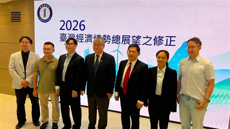 中研院大幅上修2026年GDP至10.16%,AI狂潮雖推升成長,但地緣政治與軟硬體配套不足的隱憂如影隨形。台灣經濟看似旭日更生,實則面臨傳統產業轉型斷層與獲利迴圈考驗,在狂飆的AI數據背後,這場台灣製造的升級豪賭,才剛要進入最艱難的深水區。(圖/記者師瑞德攝影)