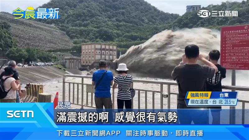 石門水庫排沙,「巨大水勢」吸引民眾搶拍