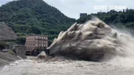 壯觀畫面曝光！石門水庫排沙「巨大水勢」引民眾搶拍