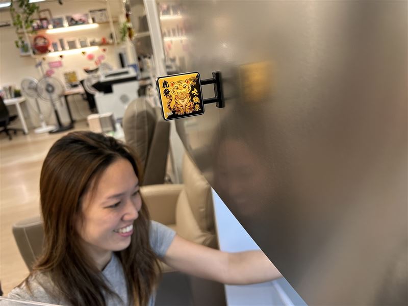 虎爺雙面磁吸燈箱,分別寓意「小人退散」和「招財納福」,搭配暖黃燈光象徵照亮職場。(圖/486團購提供)