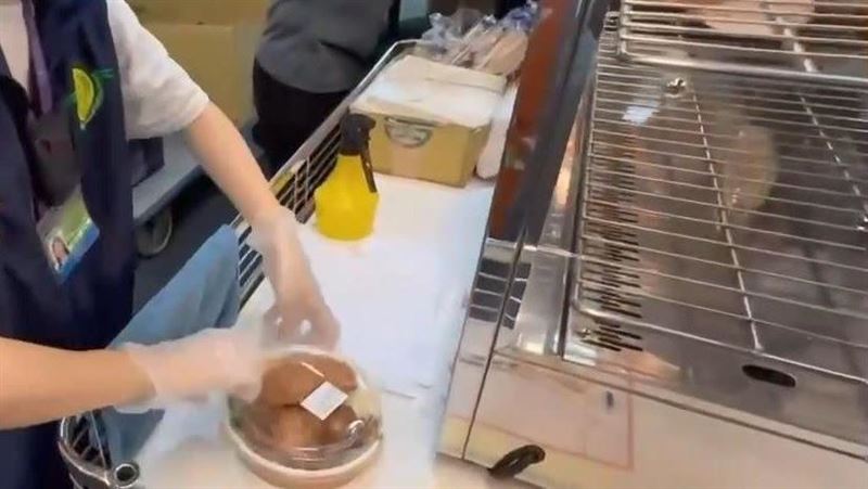 致癌沙拉油風暴延燒，衛福部食藥署日前公布中聯油脂案受影響的產品名單，年熱銷900多萬的台鐵便當上榜；對此，台鐵今天（13日）發出聲明。（示意圖／翻攝畫面）